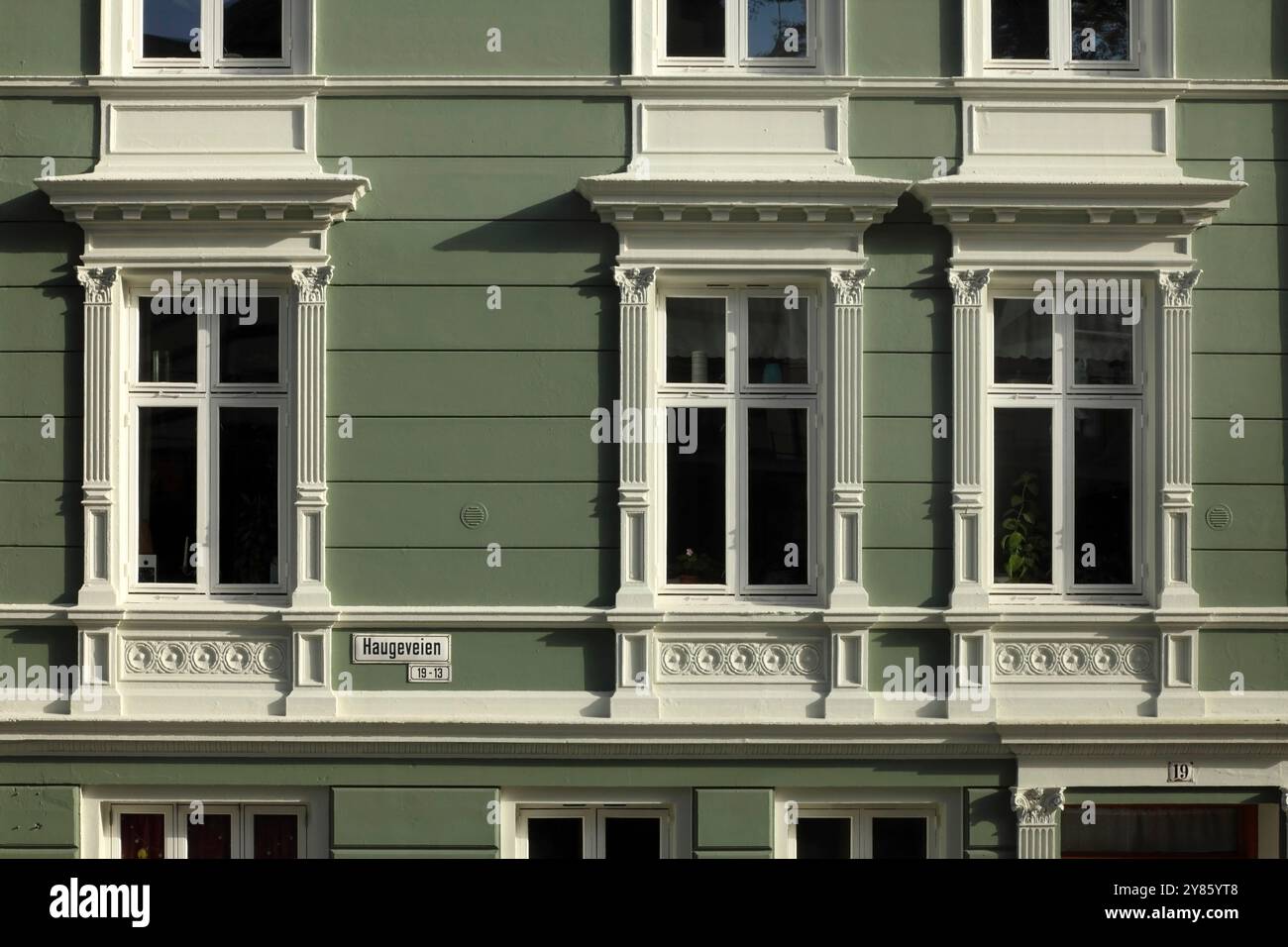 Finestre su casa tradizionale, Bergen, Norvegia. Foto Stock
