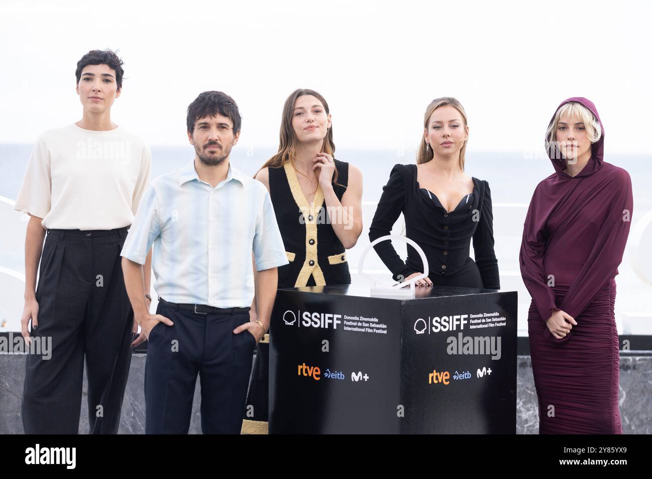 Donostia San Sebastian, Spagna. 25 settembre 2024. Isabel Peña, Pedro Martín Calero, Mathilde Ollivier, Ester Expósito e Malena Villa partecipano al Photocall "El Llanto" durante il 72° Festival Internazionale del Cinema di San Sebastian al Palazzo Kursaal di Donostia-San Sebastian. (Foto di Nacho Lopez/SOPA Images/Sipa USA) credito: SIPA USA/Alamy Live News Foto Stock