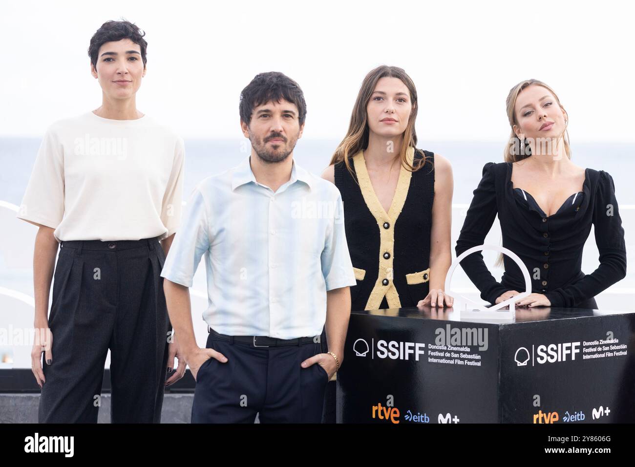 Donostia San Sebastian, Spagna. 25 settembre 2024. Isabel Peña, Pedro Martín Calero, Mathilde Ollivier ed Ester Expósito partecipano alla Photocall "El Llanto" durante il 72° Festival Internazionale del Cinema di San Sebastian al Palazzo Kursaal di Donostia-San Sebastian. (Foto di Nacho Lopez/SOPA Images/Sipa USA) credito: SIPA USA/Alamy Live News Foto Stock