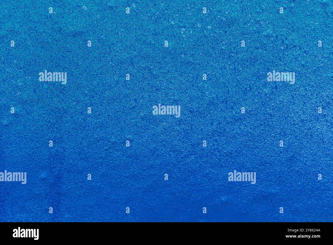 Primo piano di uno spray da parete blu chiaro verniciato con blu. Astratto full frame textured grunge sfondo graffiti con spazio copia. Foto Stock