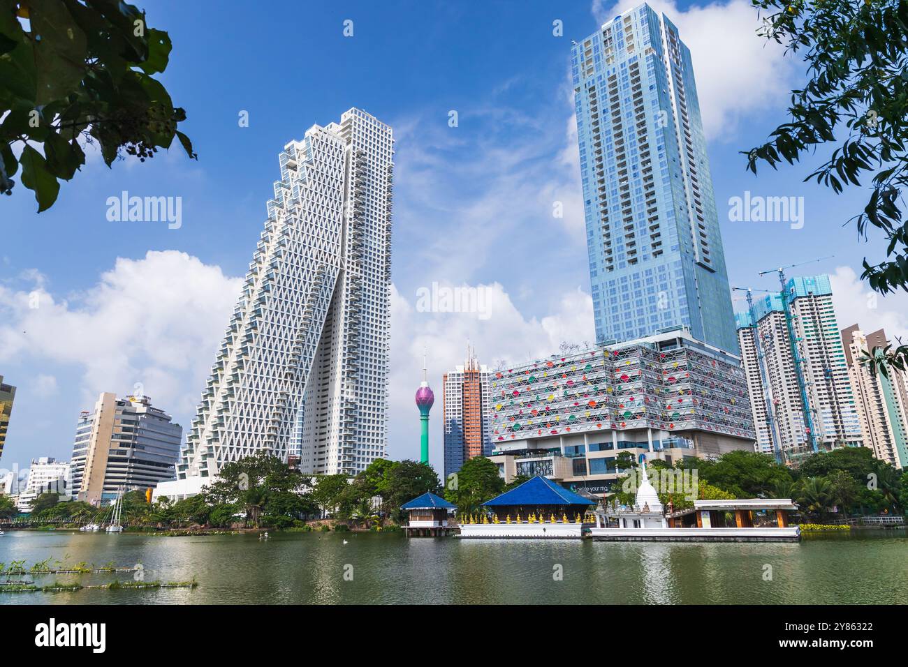 Colombo, Sri Lanka - 3 dicembre 2021: Vista della città di Colombo con moderni grattacieli sotto il cielo blu nuvoloso in una giornata di sole Foto Stock