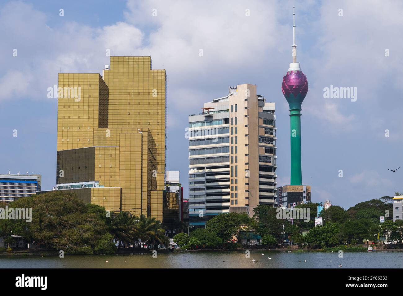 Colombo, Sri Lanka - 3 dicembre 2021: Skyline della città di Colombo con moderni grattacieli e Lotus Tower in una giornata di sole, vista sulla strada del centro Foto Stock Colombo, Sri Lanka - 3 dicembre 2021: Skyline della città di Colombo con moderni grattacieli e Lotus Tower in una giornata di sole, vista sulla strada del centro Foto Stock