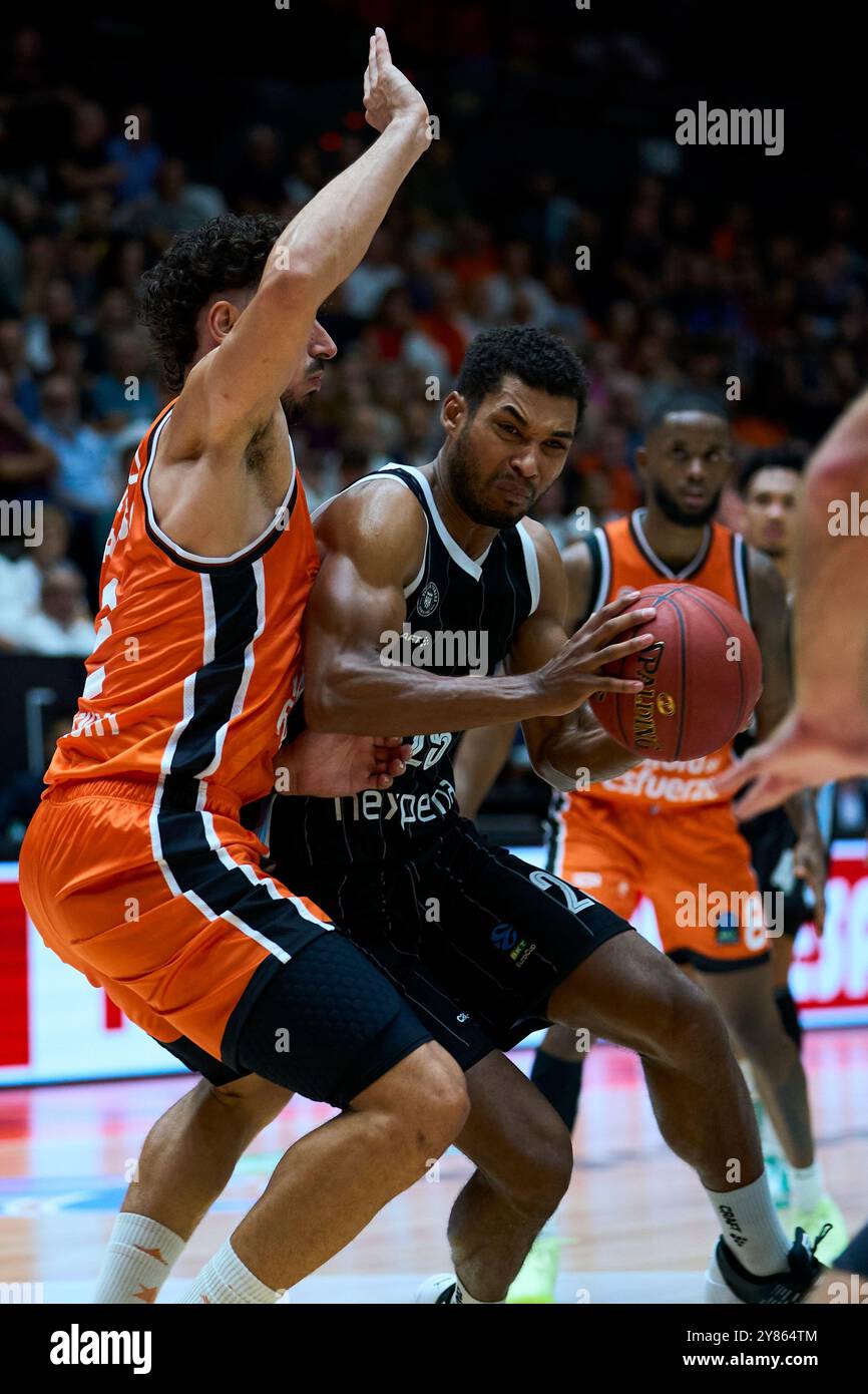 Josep Puerto di Valencia basket, Kenneth Ogbe di Veolia Hamburg Towers in azione durante la BKT Eurocup Regular Season Round 2 il 2 ottobre 2024 a P Foto Stock