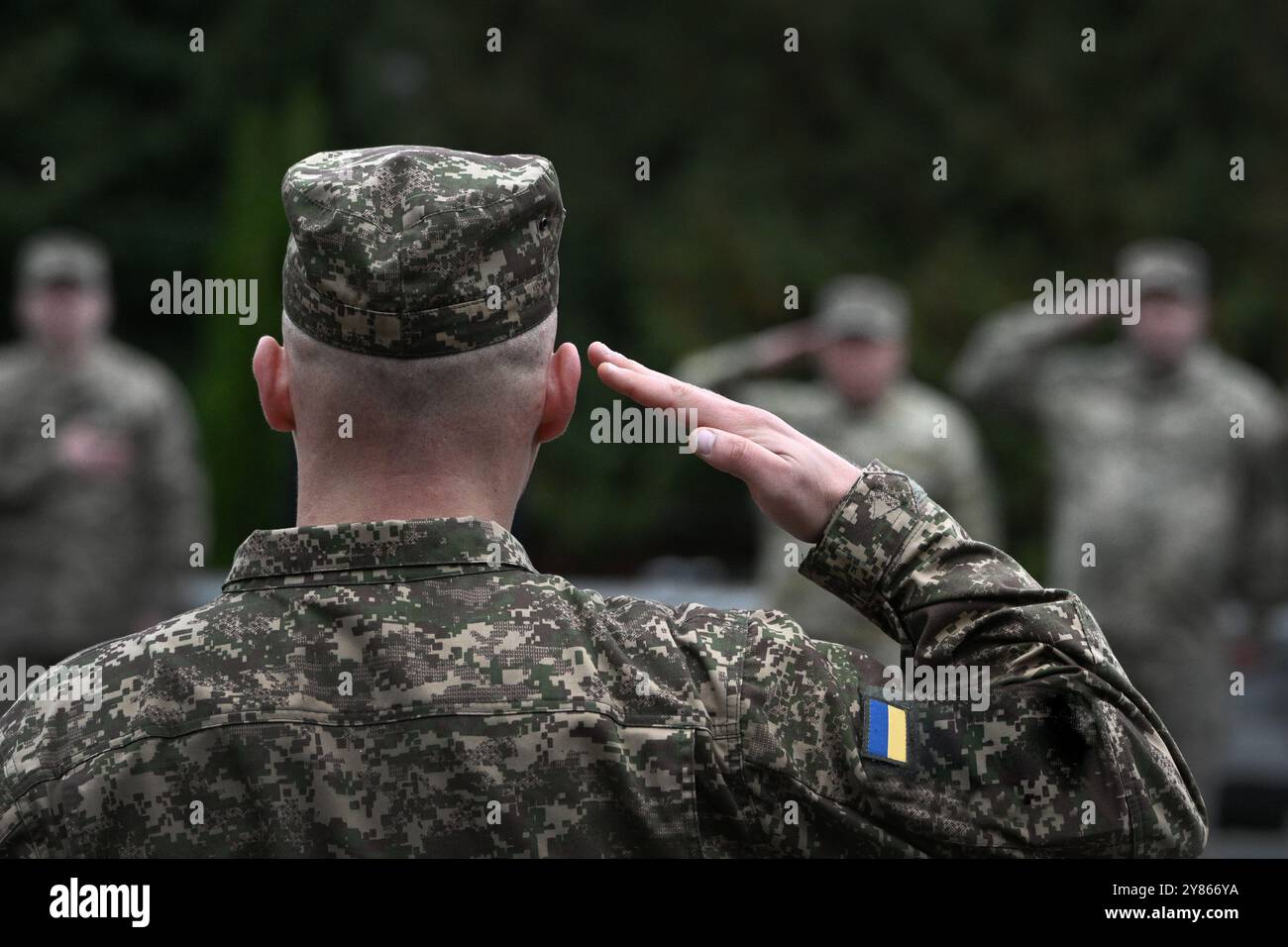 Soldati ucraini che salutano. Militari ucraini. Forze armate dell'Ucraina. Esercito ucraino. Foto Stock