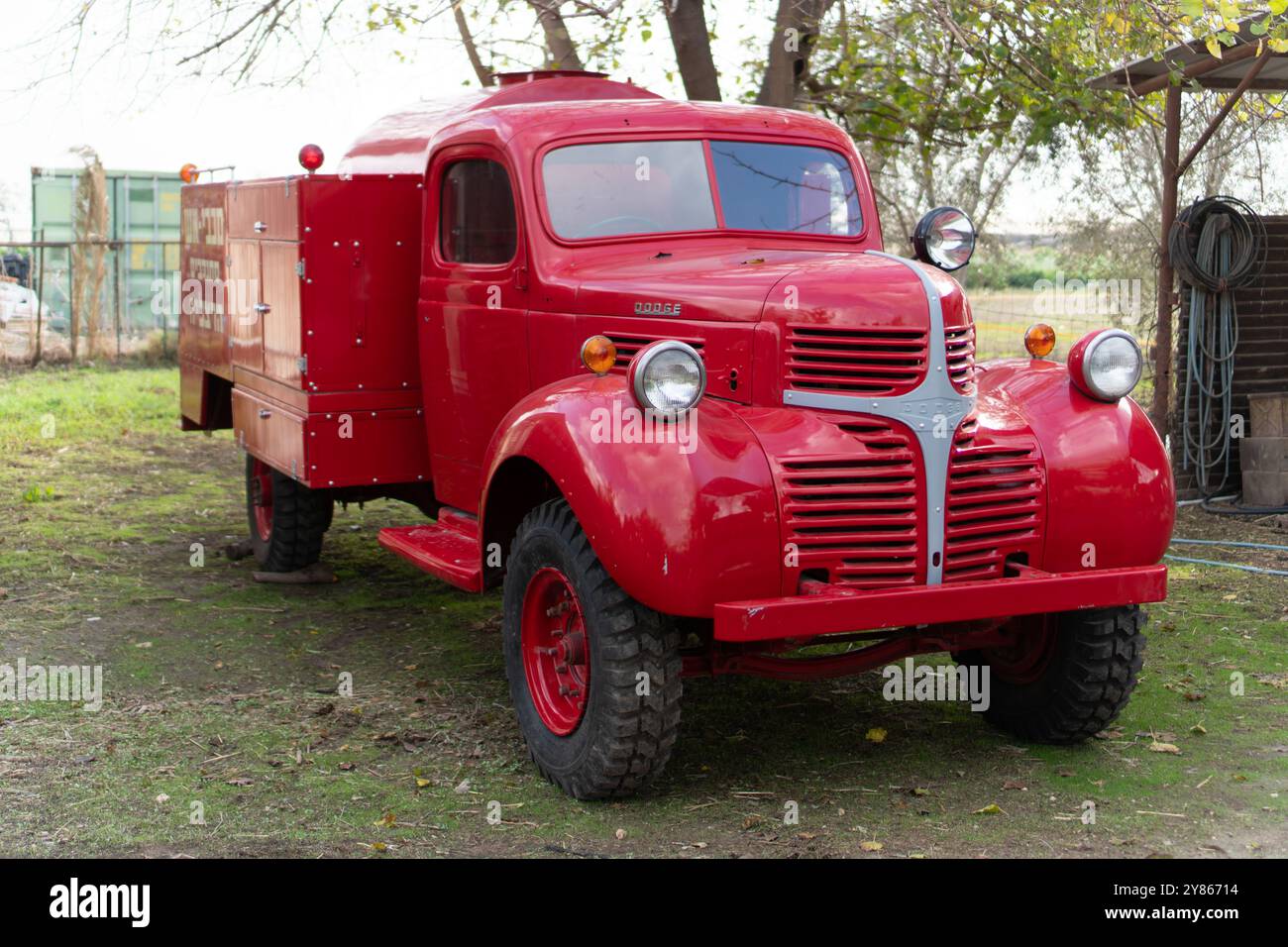 42 Dodge Dually, vecchio camion dei vigili del fuoco, 413 Big Block, 4 velocità, ruote posteriori del camper degli anni '70 Foto Stock