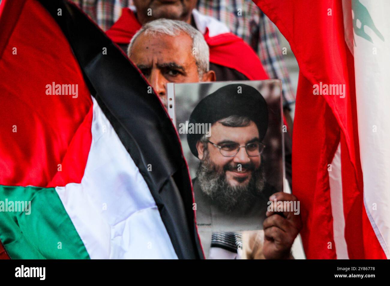 Tunisi, Tunisia. 2 ottobre 2024. Diverse immagini del defunto Segretario generale di Hezbollah Hassan Nasrallah sono state sollevate durante una protesta fuori dal teatro municipale di Tunisi a sostegno dei palestinesi e del popolo libanese in mezzo alle offensive militari israeliane a Gaza e in Libano. I manifestanti hanno anche raccolto immagini del defunto comandante di Hezbollah, Fuad Shukur, e del defunto leader di Hamas Ismael Haniyeh per commemorarli dopo il loro assassinio da parte di Israele. I partecipanti sventolarono la bandiera palestinese, libanese, iraniana e Hezbollah, mentre alzavano l'immagine del leader di Hamas Yahya Sinwar. Iran h Foto Stock