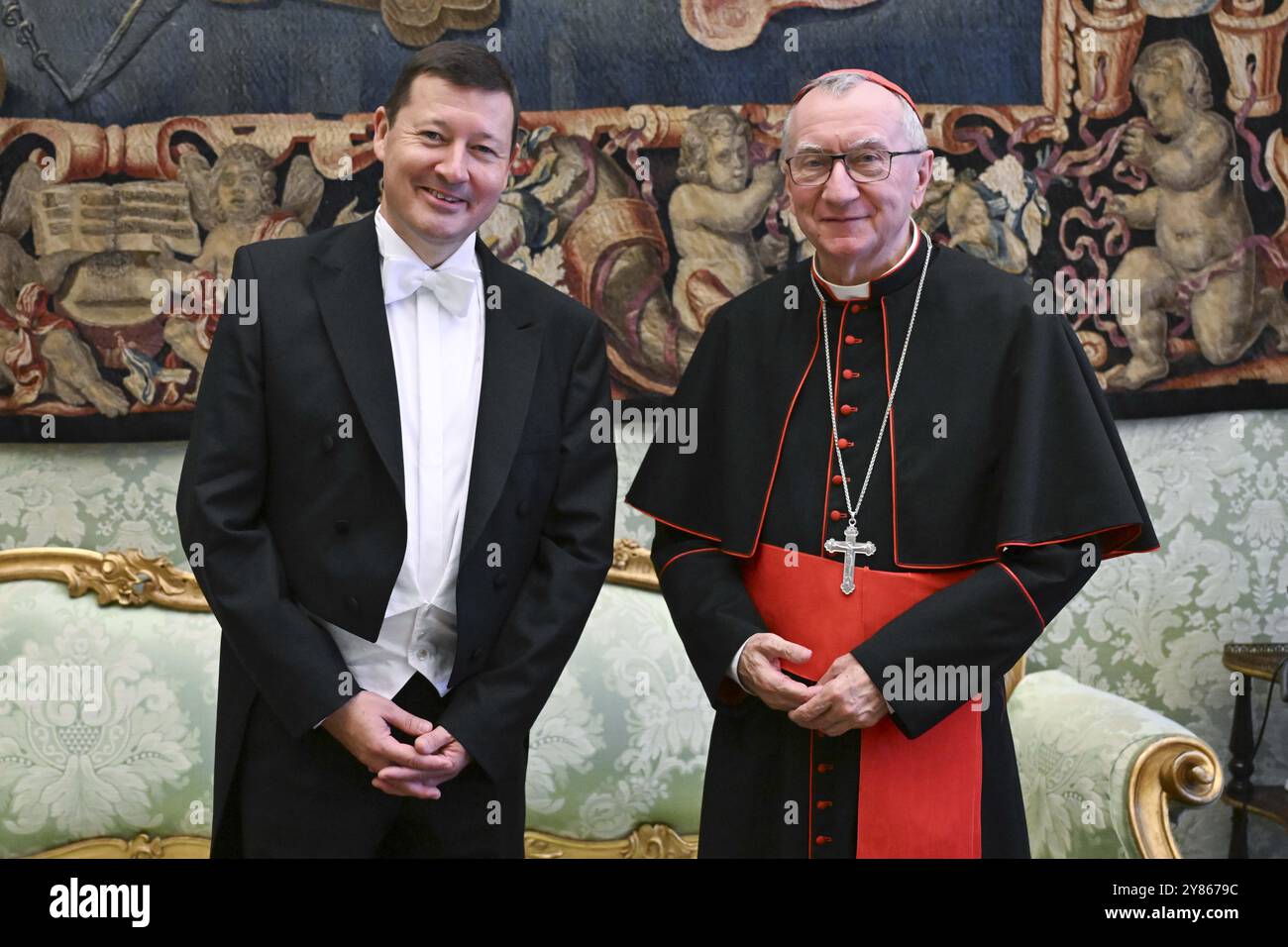 **NO LIBRI** Italia, Roma, Vaticano, 2024/10/03.il Cardinale Pietro Parolin (R) durante la presentazione delle lettere della credenza di S.E., Sig. Martin Selmayr, Ambasciatore dell'Unione europea in Vaticano, fotografia dei MEDIA VATICANI / Catholic Press Photo Foto Stock