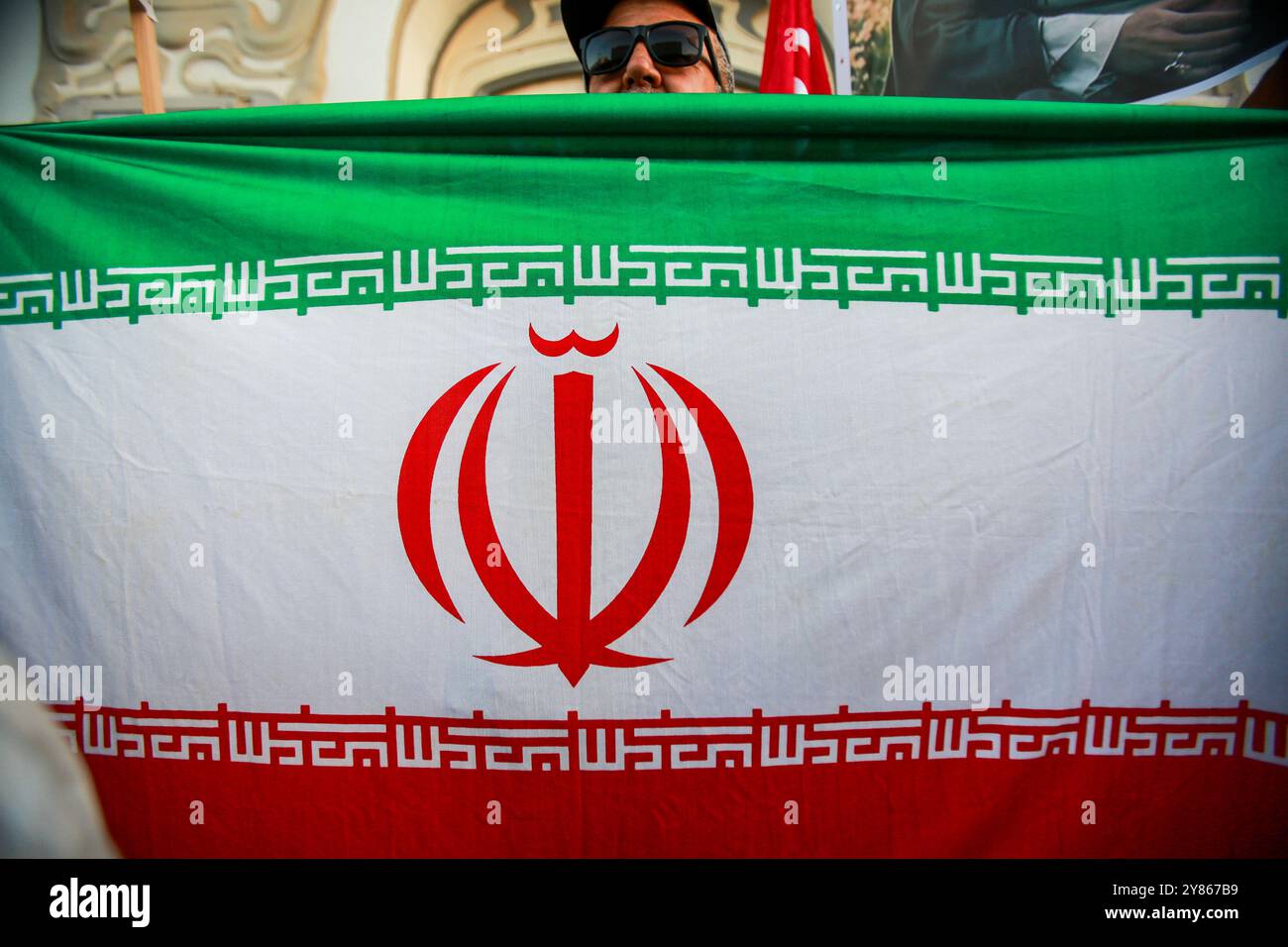 Tunisi, Tunisia. 2 ottobre 2024. La bandiera iraniana in occasione di una protesta fuori dal teatro municipale di Tunisi a sostegno dei palestinesi e dei libanesi in mezzo alle offensive militari israeliane a Gaza e in Libano. I manifestanti hanno sollevato immagini del defunto segretario generale degli Hezbollah Hassan Nasrallah, del defunto comandante degli Hezbollah Fuad Shukur e del defunto leader di Hamas Ismael Haniyeh per commemorarli dopo il loro assassinio da parte di Israele. Hanno anche sventolato la bandiera palestinese, libanese e Hezbollah, mentre hanno anche alzato l'immagine del leader di Hamas Yahya Sinwar. L'Iran ha recentemente reagito all'assassino Foto Stock