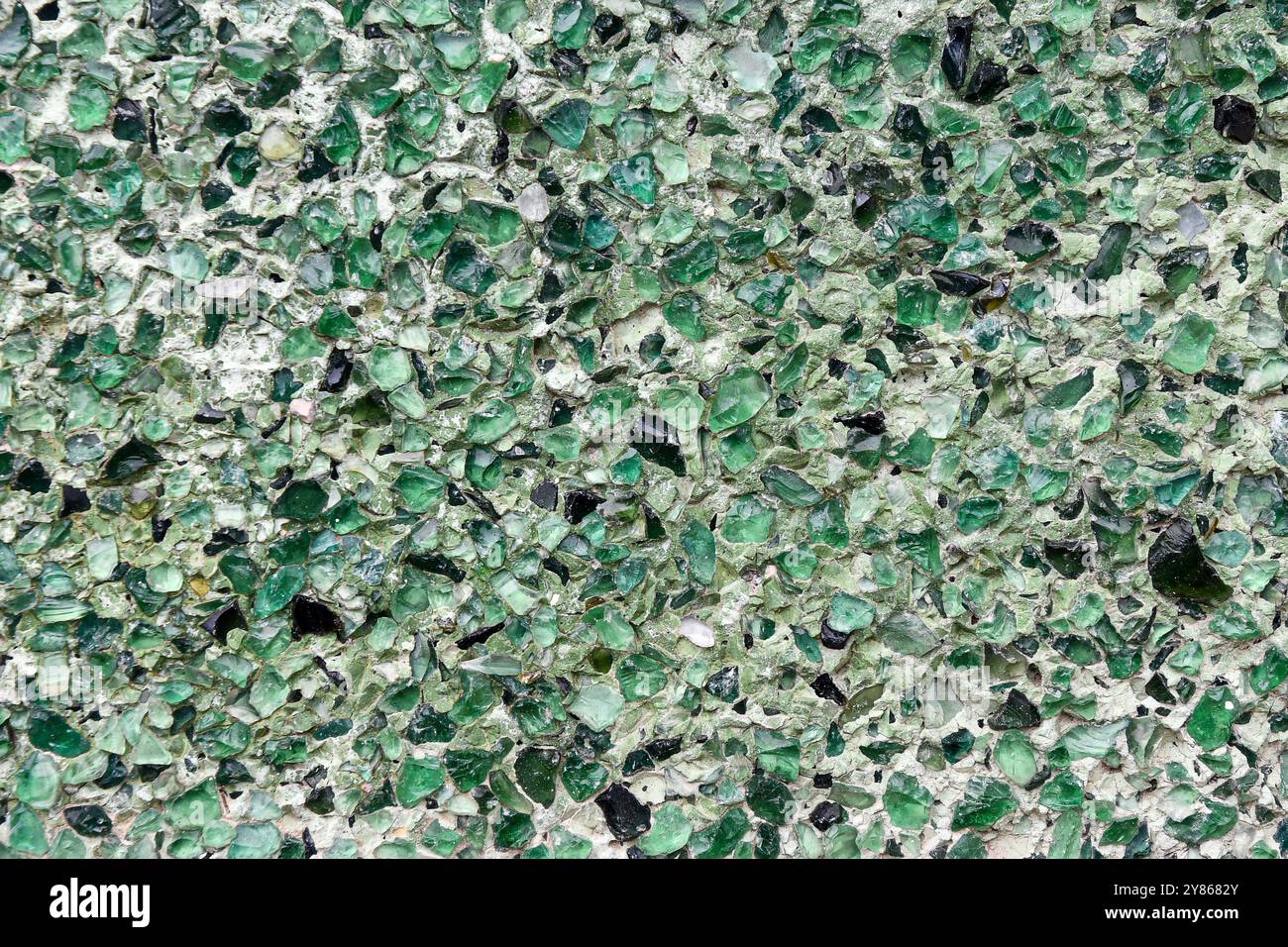 Primo piano di una vecchia piastrella a mosaico di vetro in sfumature di verde Foto Stock