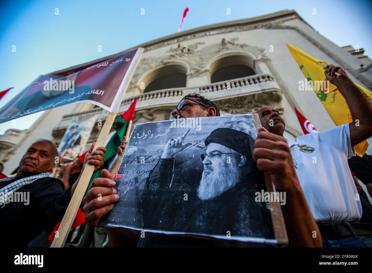 Tunisi, Tunisia. 2 ottobre 2024. Diverse immagini del defunto Segretario generale di Hezbollah Hassan Nasrallah sono state sollevate durante una protesta fuori dal teatro municipale di Tunisi a sostegno dei palestinesi e del popolo libanese in mezzo alle offensive militari israeliane a Gaza e in Libano. I manifestanti hanno anche raccolto immagini del defunto comandante di Hezbollah, Fuad Shukur, e del defunto leader di Hamas Ismael Haniyeh per commemorarli dopo il loro assassinio da parte di Israele. I partecipanti sventolarono la bandiera palestinese, libanese, iraniana e Hezbollah, mentre alzavano l'immagine del leader di Hamas Yahya Sinwar. Iran h Foto Stock