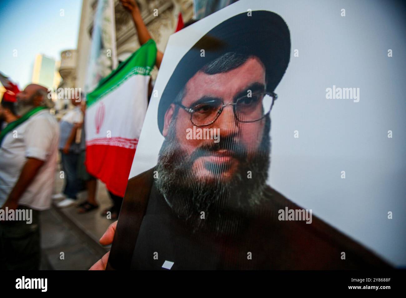 Tunisi, Tunisia. 2 ottobre 2024. Diverse immagini del defunto Segretario generale di Hezbollah Hassan Nasrallah sono state sollevate durante una protesta fuori dal teatro municipale di Tunisi a sostegno dei palestinesi e del popolo libanese in mezzo alle offensive militari israeliane a Gaza e in Libano. I manifestanti hanno anche raccolto immagini del defunto comandante di Hezbollah, Fuad Shukur, e del defunto leader di Hamas Ismael Haniyeh per commemorarli dopo il loro assassinio da parte di Israele. I partecipanti sventolarono la bandiera palestinese, libanese, iraniana e Hezbollah, mentre alzavano l'immagine del leader di Hamas Yahya Sinwar. Iran h Foto Stock