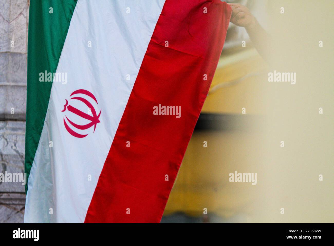 Tunisi, Tunisia. 2 ottobre 2024. Tunisi, Tunisia. 2 ottobre 2024. La bandiera iraniana in occasione di una protesta fuori dal teatro municipale di Tunisi a sostegno dei palestinesi e dei libanesi in mezzo alle offensive militari israeliane a Gaza e in Libano. I manifestanti hanno sollevato immagini del defunto segretario generale degli Hezbollah Hassan Nasrallah, del defunto comandante degli Hezbollah Fuad Shukur e del defunto leader di Hamas Ismael Haniyeh per commemorarli dopo il loro assassinio da parte di Israele. Hanno anche sventolato la bandiera palestinese, libanese e Hezbollah, mentre hanno anche alzato l'immagine del leader di Hamas Yahya Sinwar. L'Iran ha la forza Foto Stock