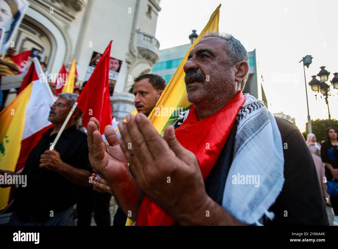 Tunisi, Tunisia. 2 ottobre 2024. Tunisi, Tunisia. 2 ottobre 2024. Al di fuori del teatro municipale di Tunisi si si tiene una protesta a sostegno dei palestinesi e del popolo libanese in mezzo alle offensive militari israeliane a Gaza e in Libano. I manifestanti hanno sollevato immagini del defunto segretario generale di Hezbollah Hassan Nasrallah, del defunto comandante di Hezbollah, Fuad Shukur, e del defunto leader di Hamas Ismael Haniyeh per commemorarli dopo il loro assassinio da parte di Israele. I partecipanti hanno anche sventolato la bandiera palestinese, libanese, iraniana e Hezbollah, alzando al contempo l'immagine del leader di Hamas Yahya Sinw Foto Stock