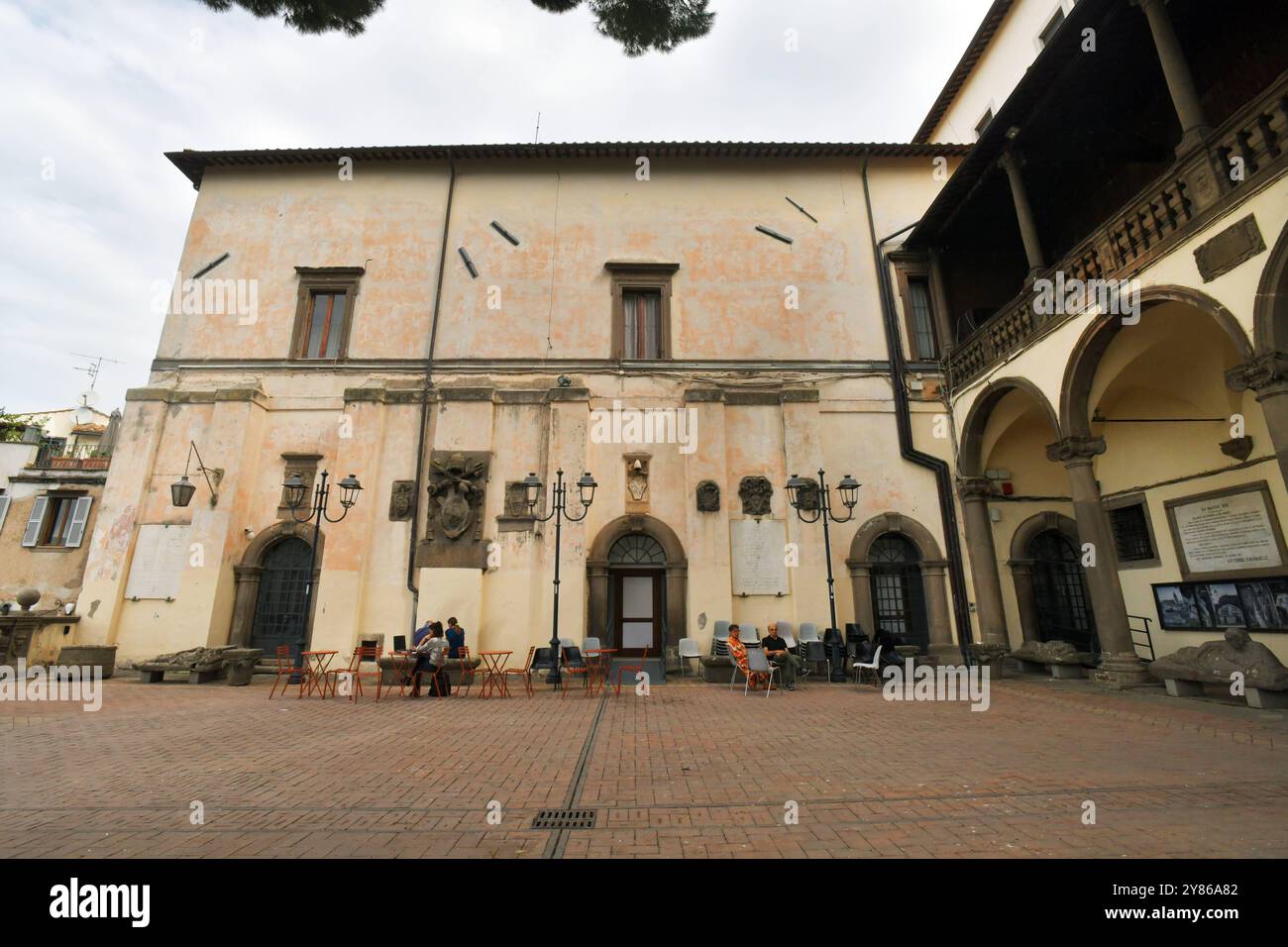 Italien, Viterbo, 08.09.2024 Viterbo ist eine Stadt in Mittelitalien. SIE ist Sitz der Verwaltung der Provinz Viterbo in der Region Latium sowie Sitz eines roemisch-katholischen Bistums und der Universitaet Tuscia. Foto: Auf dem Tuersturz des Palazzo dei Priori befindet sich das Wappen von Papst Sixtus IV. IM Innenhof befinden sich verschiedene Wappen, die aus nicht mehr vorhandenen Gebaeuden geborgen wurden, darunter die Wappen von Kardinal Alessandro Farnese, der unter dem Namen Paul III. Papst wurde, von Karunter Pio de Papunst II Foto Stock