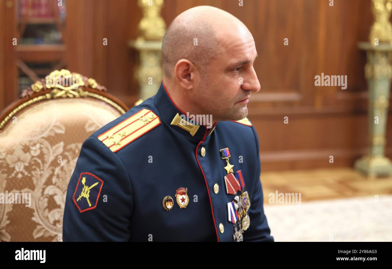 Mosca, Russia. 2 ottobre 2024. Eroe della DPR Artyom Zhoga, ascolta il presidente russo Vladimir Putin, durante un incontro faccia a faccia al Cremlino, il 2 ottobre 2024, a Mosca, in Russia. Putin ha nominato l'inviato plenipotenziario presidenziale di Zhoga nel distretto federale degli Urali per ordine esecutivo. Crediti: Mikhail Metzel/piscina del Cremlino/Alamy Live News Foto Stock