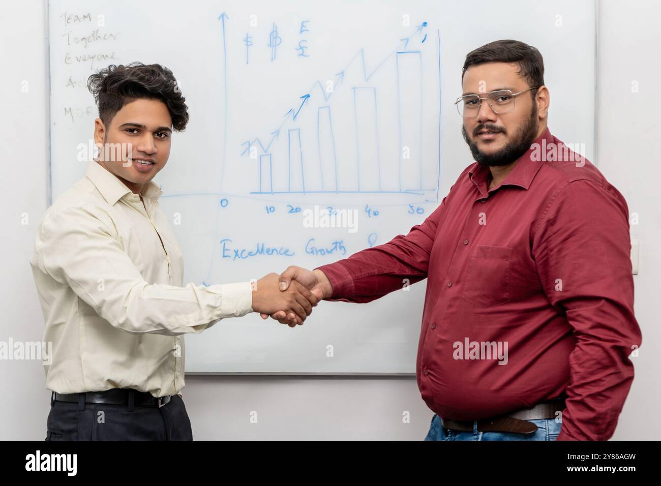 Imprenditore che si congratula con Startup o Business Employee di successo per i risultati conseguiti in un ufficio professionale che ambisce il successo in un ambiente aziendale Foto Stock