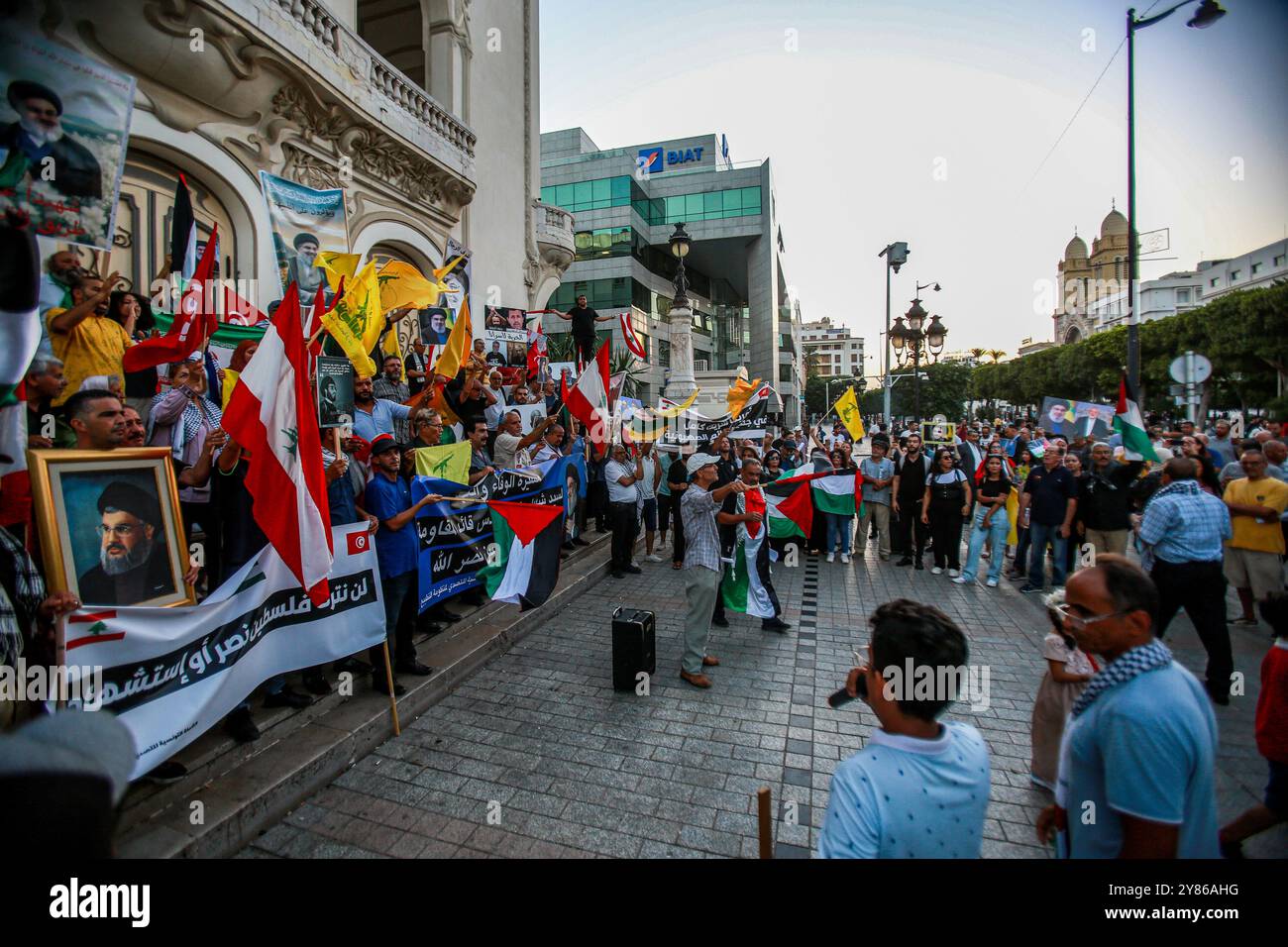 Tunisi, Tunisia. 2 ottobre 2024. Tunisi, Tunisia. 2 ottobre 2024. Al di fuori del teatro municipale di Tunisi si si tiene una protesta a sostegno dei palestinesi e del popolo libanese in mezzo alle offensive militari israeliane a Gaza e in Libano. I manifestanti hanno sollevato immagini del defunto segretario generale di Hezbollah Hassan Nasrallah, del defunto comandante di Hezbollah, Fuad Shukur, e del defunto leader di Hamas Ismael Haniyeh per commemorarli dopo il loro assassinio da parte di Israele. I partecipanti hanno anche sventolato la bandiera palestinese, libanese, iraniana e Hezbollah, alzando al contempo l'immagine del leader di Hamas Yahya Sinw Foto Stock