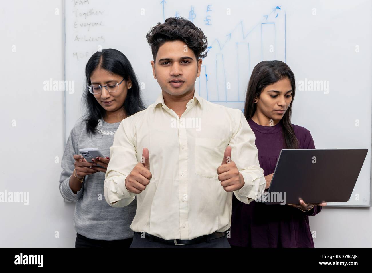 Un team di back-Office professionale composto da tre persone, con un team manager fiducioso in prima linea e due membri del personale di supporto Foto Stock