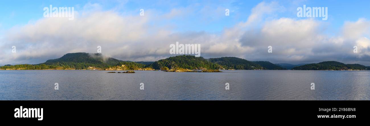Panorama con vista sul mare sulle isole, gli isolotti e gli scogli all'alba nell'arcipelago di Kragero, Telemark, Norvegia. Foto Stock