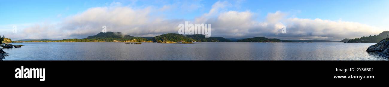 Panorama estremo con vista sul mare su isole, isolotti e scogli all'alba nell'arcipelago di Kragero, Telemark, Norvegia. Foto Stock