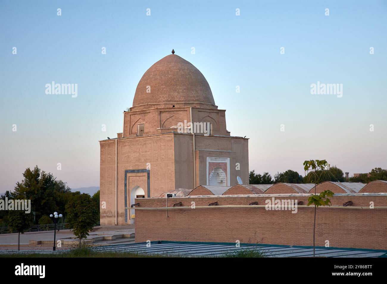 Il Mausoleo di Rukhabad, situato nell'antica città di Samarcanda, Uzbekistan, è un sito sacro risalente al XIV secolo. Costruito su ordine di Foto Stock