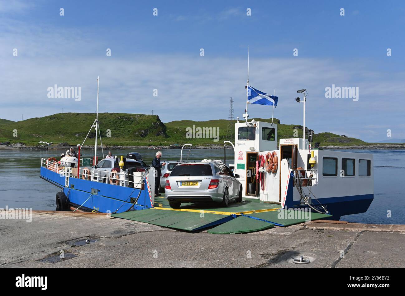 Passeggeri a bordo del traghetto MV Belnahua per Luing sul molo di Cuan sull'isola di Seil, Argyll e Bute, Scozia, Regno Unito, Europa. Foto Stock