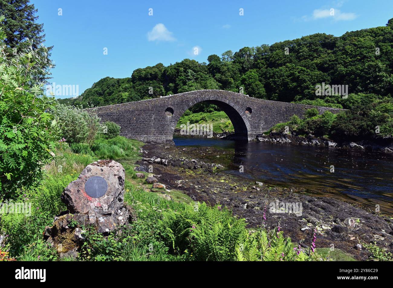 Targa commemorativa. Bicentenario del ponte Clachan che attraversa Clachan Sound. Seil Island, Argyll and Bute, Scozia, Regno Unito, Europa. Foto Stock
