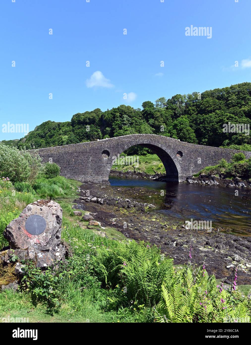 Targa commemorativa. Bicentenario del ponte Clachan che attraversa Clachan Sound. Seil Island, Argyll and Bute, Scozia, Regno Unito, Europa. Foto Stock