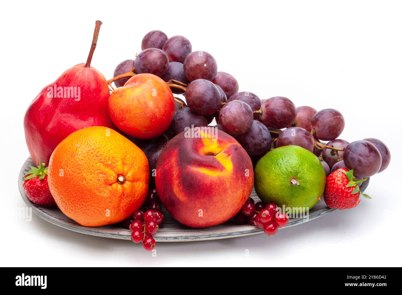 Obstteller mit verschiedenen Obstsorten Eine Obstplatte oder Obstteller mit vielen verschiedenen und gesunden Obstsorten auf weißem Hintergrund *** FR Foto Stock