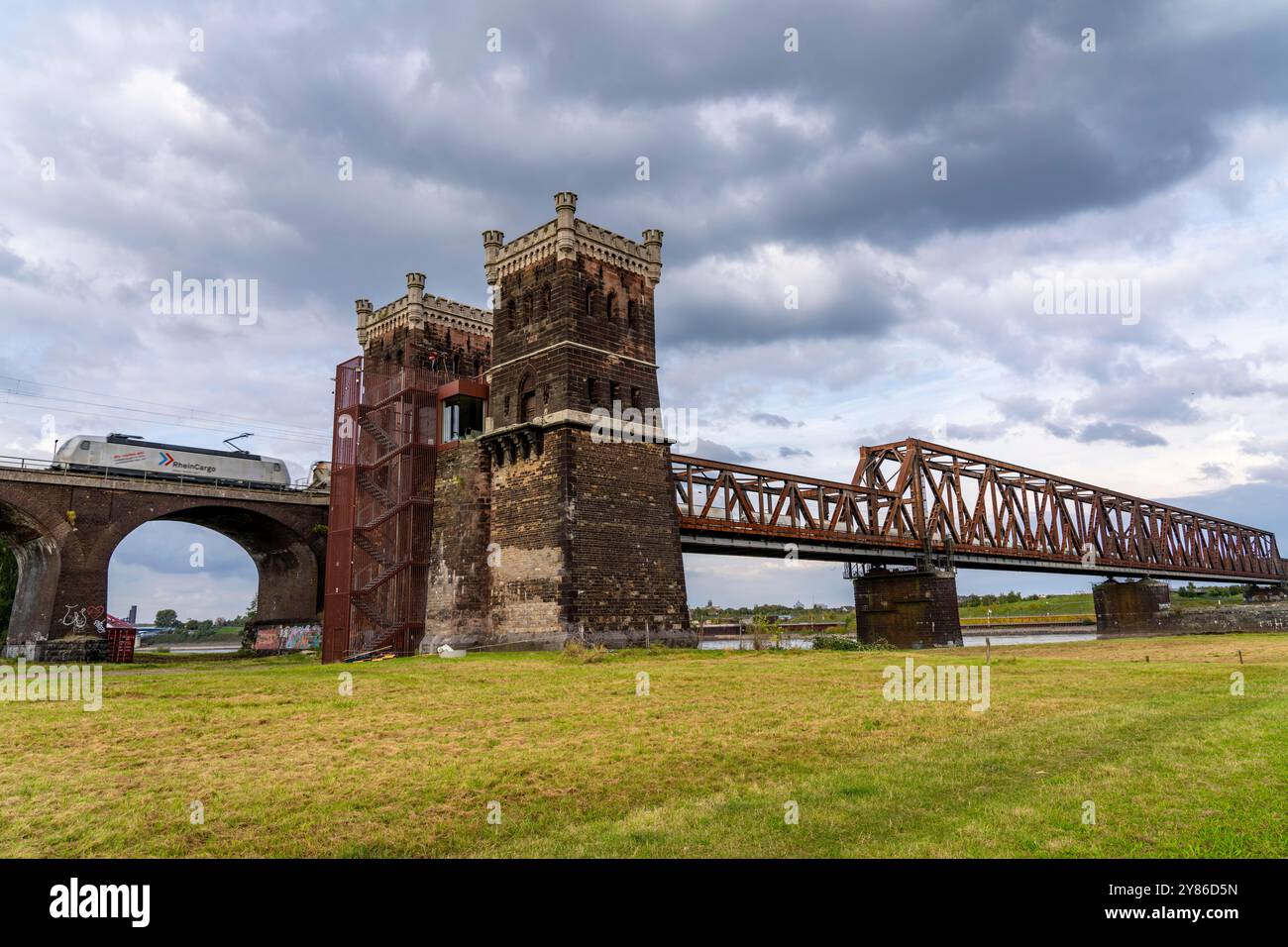 Il ponte ferroviario Duisburg-Hochfeld-Rheinhausen, sul Reno, i treni regionali e molti treni merci attraversano il Reno qui, dal 1950, trus in acciaio Foto Stock