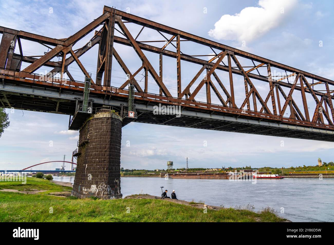 Il ponte ferroviario Duisburg-Hochfeld-Rheinhausen, sul Reno, i treni regionali e molti treni merci attraversano il Reno qui, dal 1950, trus in acciaio Foto Stock