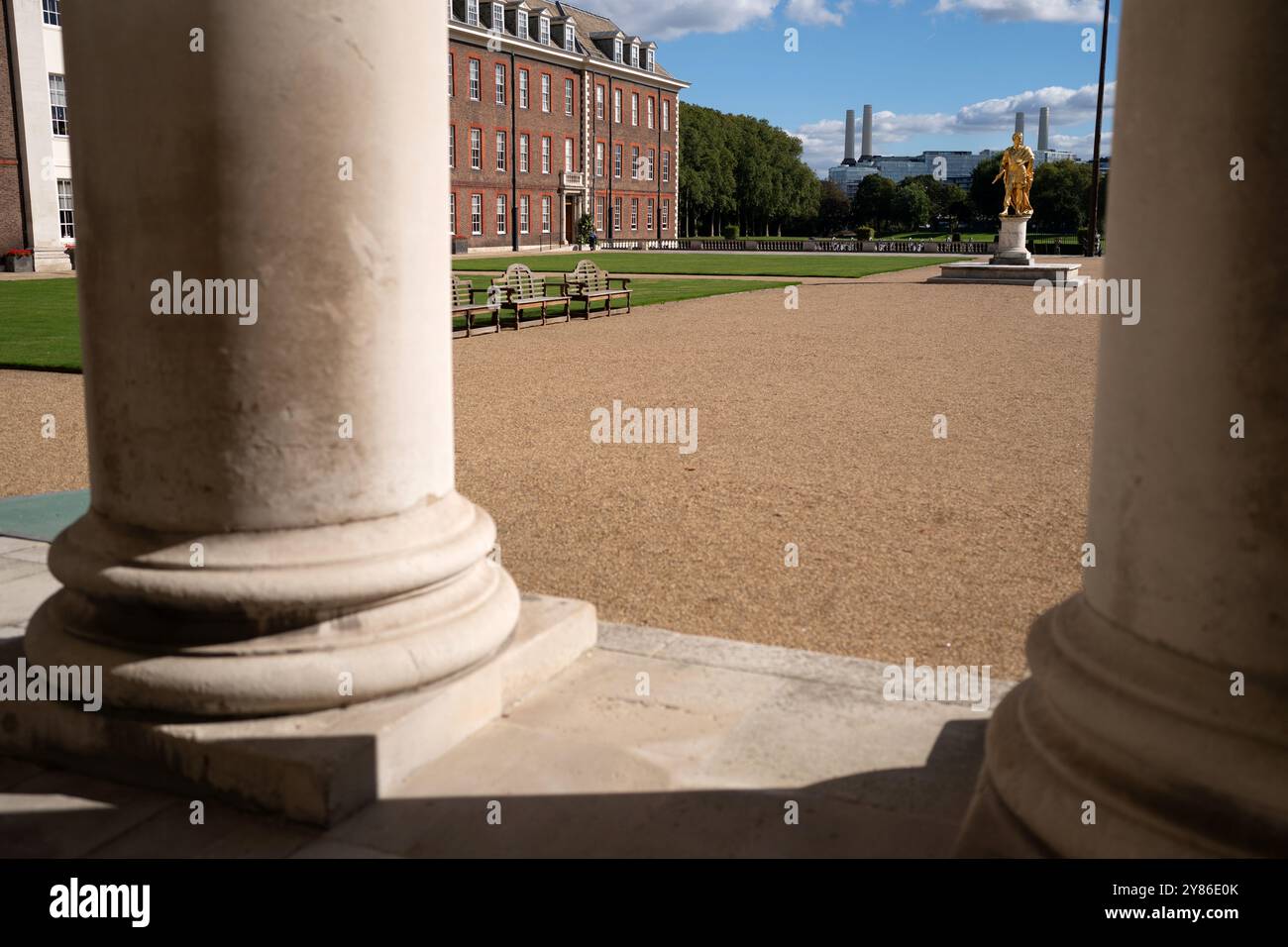 Statua in bronzo dorato di re Carlo II nell'abbigliamento di un generale romano di Grinling Gibbons nel piazzale del Royal Hospital di Chelsea, Londra Foto Stock