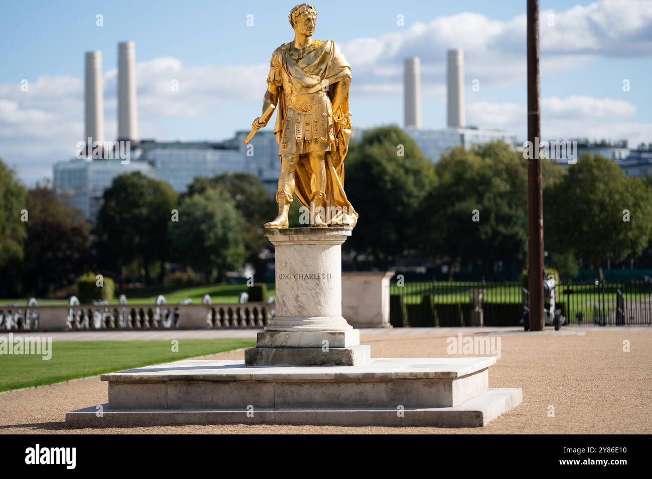 Statua in bronzo dorato di re Carlo II nell'abbigliamento di un generale romano di Grinling Gibbons nel piazzale del Royal Hospital di Chelsea, Londra Foto Stock