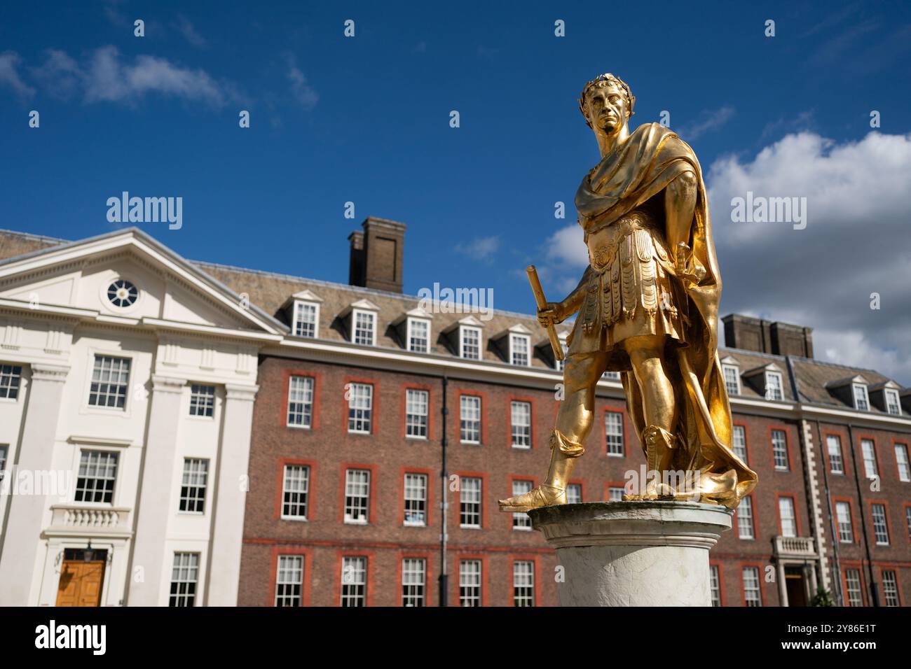Statua in bronzo dorato di re Carlo II nell'abbigliamento di un generale romano di Grinling Gibbons nel piazzale del Royal Hospital di Chelsea, Londra Foto Stock