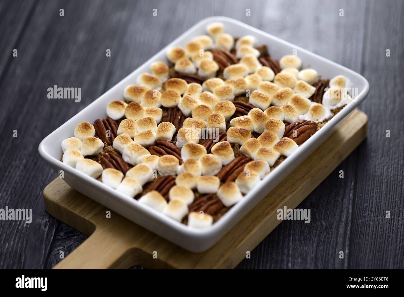 casseruola di patate dolci con marshmallow e noci pecan. Contorno della cena americana del Ringraziamento. Foto Stock