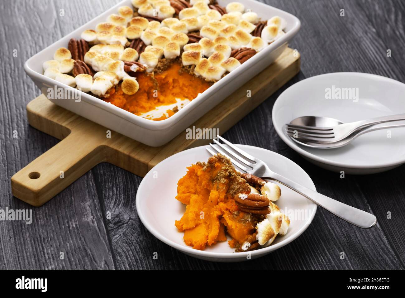 casseruola di patate dolci con marshmallow e noci pecan. Contorno della cena americana del Ringraziamento. Foto Stock
