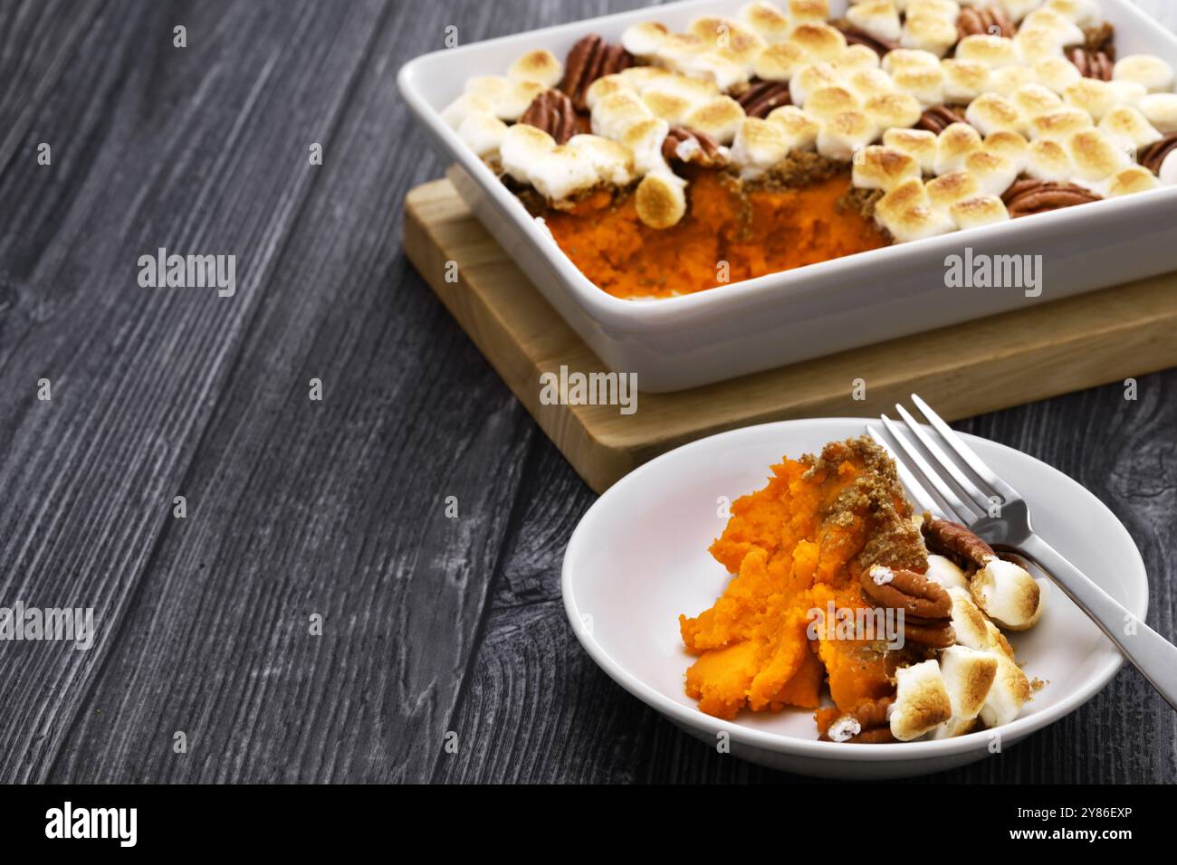 casseruola di patate dolci con marshmallow e noci pecan. Contorno della cena americana del Ringraziamento. Foto Stock