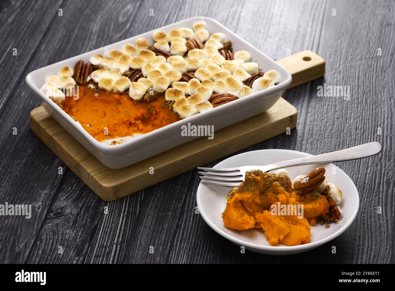 casseruola di patate dolci con marshmallow e noci pecan. Contorno della cena americana del Ringraziamento. Foto Stock