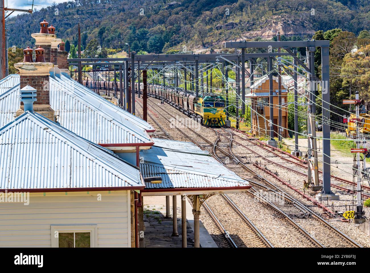 Una locomotiva diesel per il trasporto di merci su rotaia classe 92 che trasportava carri di carbone, si fermò nei cantieri ferroviari di Lithgow nel nuovo Galles del Sud centrale occidentale, Australia Foto Stock