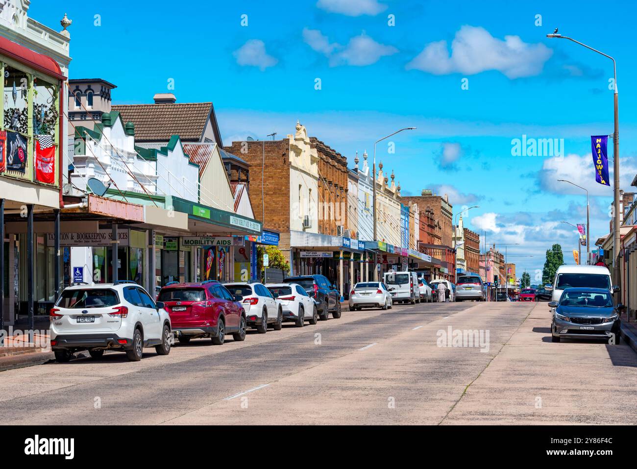 Guardando verso ovest lungo Main Street a Lithgow, New South Wales, Australia, oltre i negozi e gli edifici storici dell'ex città delle miniere di carbone e della rovina Foto Stock