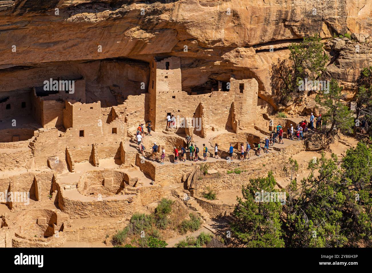 Gruppo di persone turisti che visitano l'architettura Pueblo di Cliff Palace, il parco nazionale di Mesa Verde, Colorado, Stati Uniti. Foto Stock