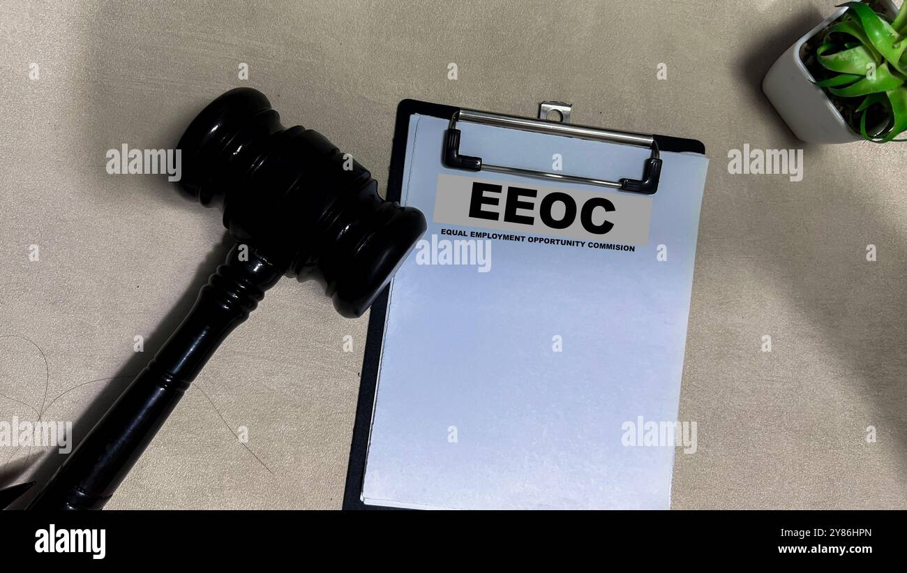 Concetto di EEOC - Commissione per le pari opportunità di impiego scrivere su documenti isolati su un fondo di legno. Foto Stock