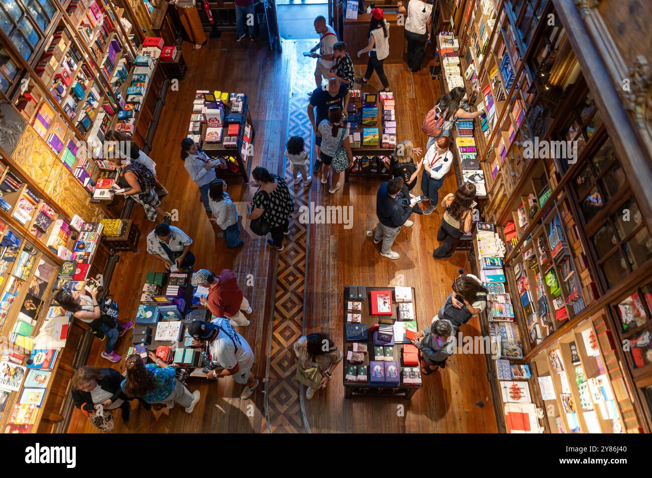 Porto, Portogallo - 12 settembre 2024 : i visitatori esplorano una libreria ben fornita con libri diversi e un ambiente accogliente. Foto Stock