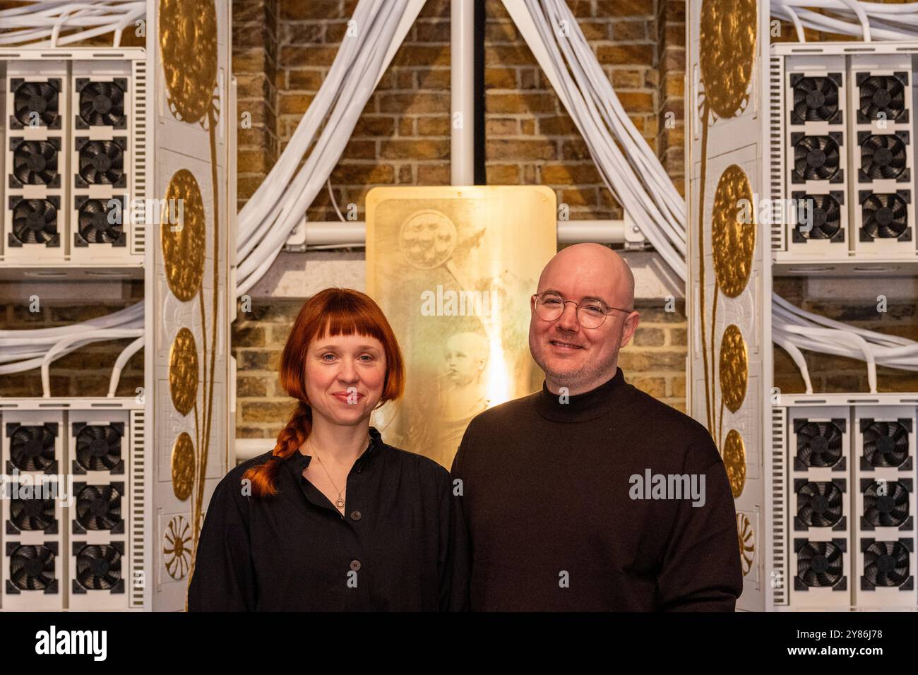 Londra, Regno Unito. 3 ottobre 2024. Photocall per «The Call», la prima mostra personale del Regno Unito di artisti e musicisti con sede a Berlino (L) Holly Herndon e Mat Dryhurst, due artisti che lavorano con l’intelligenza artificiale. Incentrato sulla creazione collettiva di nuovi set di dati vocali, framework di governance e modelli polifonici di intelligenza artificiale, il Call posiziona il processo di raccolta dei dati e la formazione dei modelli di intelligenza artificiale come arte. Lo spettacolo si svolge a Serpentine North dal 4 ottobre 2024 al 2 febbraio 2025. Crediti: Stephen Chung / Alamy Live News Foto Stock