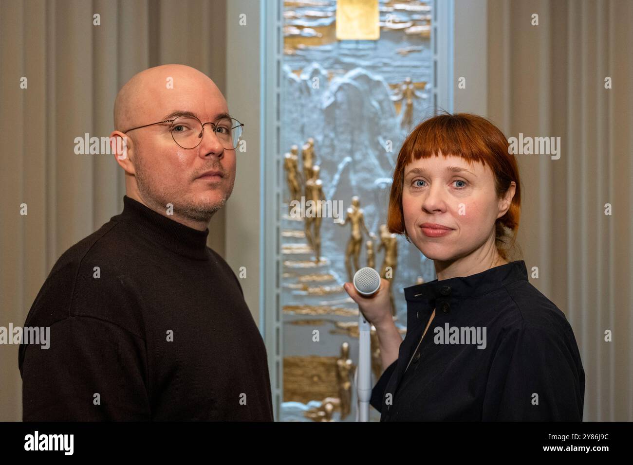 Londra, Regno Unito. 3 ottobre 2024. Photocall per «The Call», la prima mostra personale del Regno Unito di artisti e musicisti con sede a Berlino (R) Holly Herndon e Mat Dryhurst, due artisti che lavorano con l’intelligenza artificiale. Incentrato sulla creazione collettiva di nuovi set di dati vocali, framework di governance e modelli polifonici di intelligenza artificiale, il Call posiziona il processo di raccolta dei dati e la formazione dei modelli di intelligenza artificiale come arte. Lo spettacolo si svolge a Serpentine North dal 4 ottobre 2024 al 2 febbraio 2025. Crediti: Stephen Chung / Alamy Live News Foto Stock