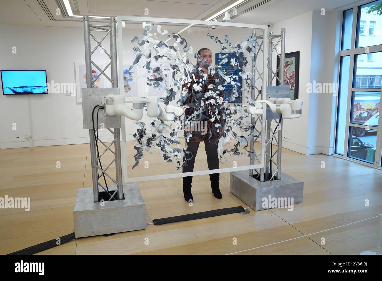"Spectral" di Sougwen Chung in mostra presso la galleria Phillips nel centro di Londra, durante un'anteprima di Spaces, la mostra inaugurale di vendita nella nuova serie di realtà digitali curata da HOFA, che riunisce voci leader nel campo della tecnologia e dell'arte. Data foto: Giovedì 3 ottobre 2024. Foto Stock