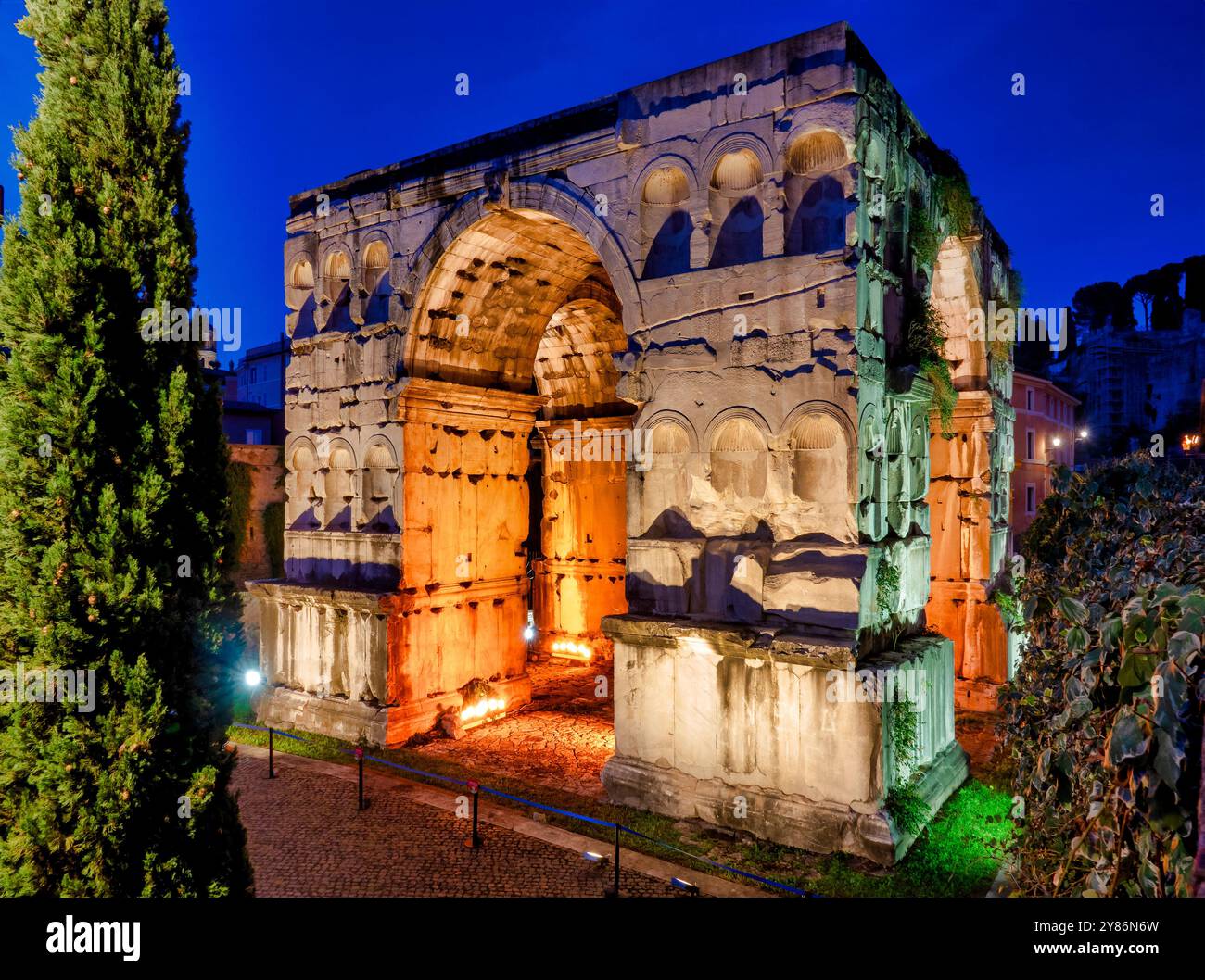 Vista notturna dell'Arco di Giano illuminato, Roma, Italia Foto Stock