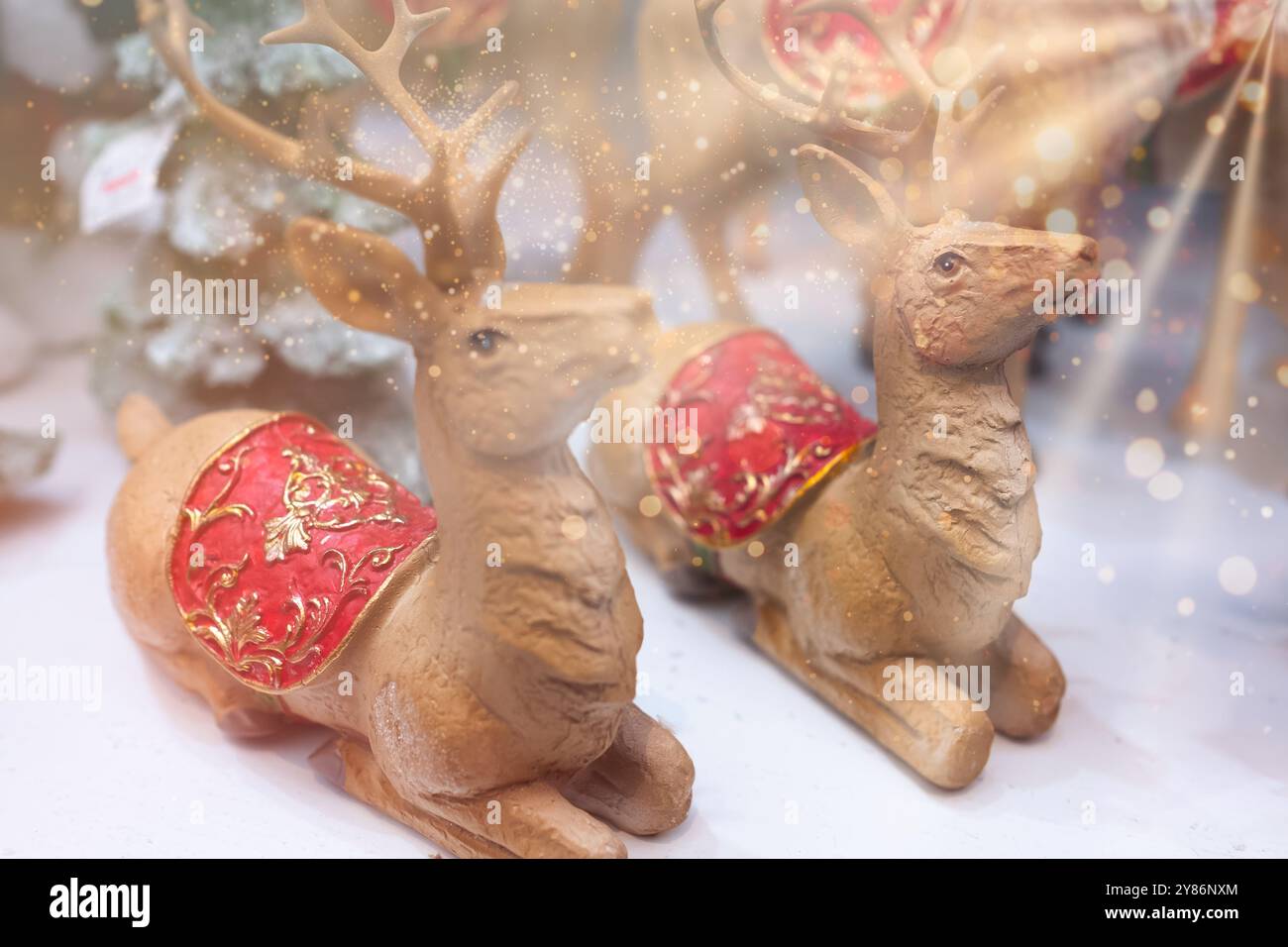 Due giocattoli natalizi per le renne d'oro. Primo piano sulle decorazioni delle vacanze invernali. Copia spazio. Sfondo per festeggiamenti di Natale e Capodanno. Festività natalizie Foto Stock