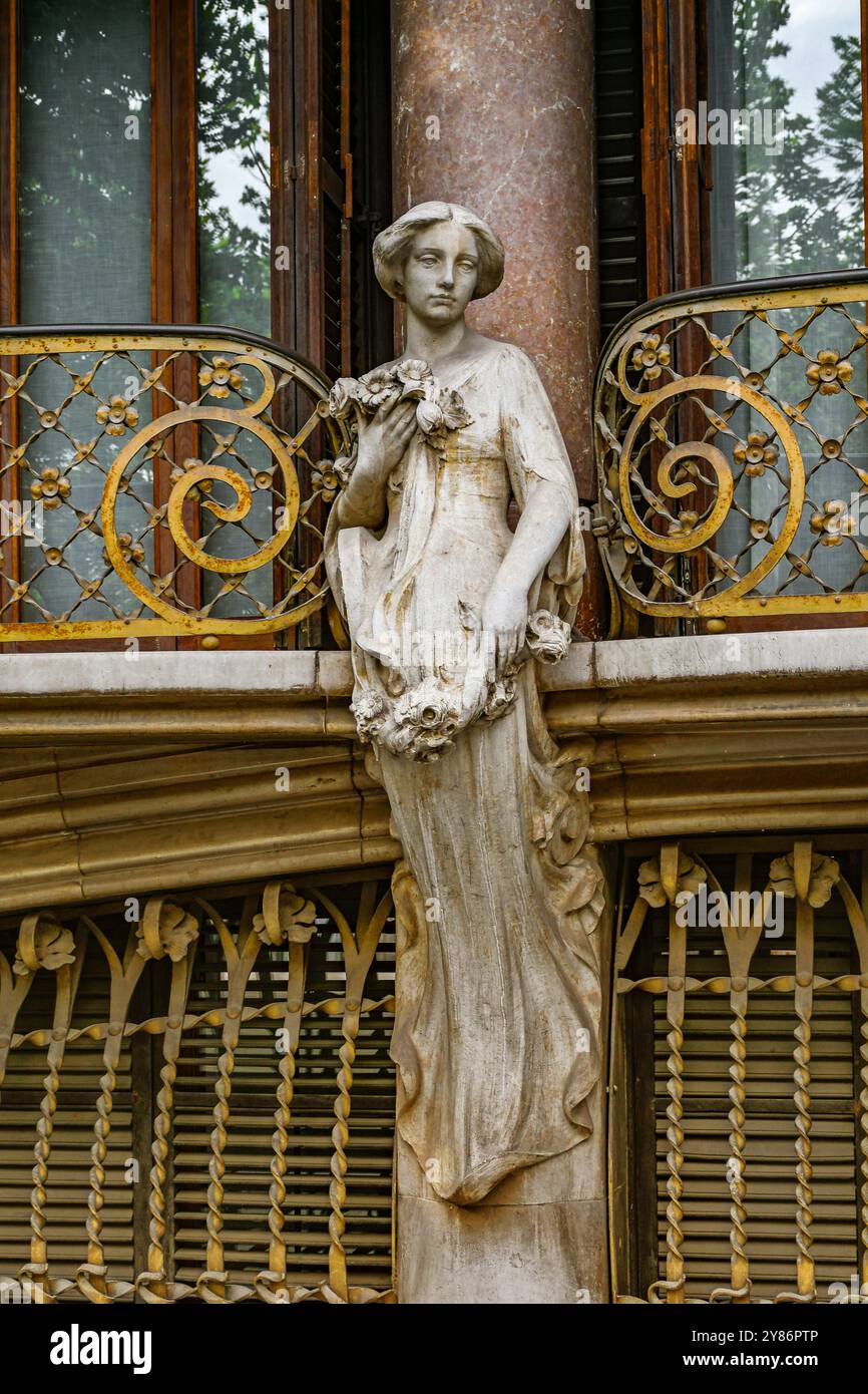 Casa Solà-Morales, percorso architettonico modernista a Olot, un gioiello catalano, ricco di storia, cultura e patrimonio culturale Foto Stock