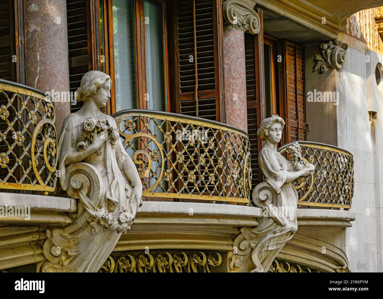Casa Solà-Morales, percorso architettonico modernista a Olot, un gioiello catalano, ricco di storia, cultura e patrimonio culturale Foto Stock